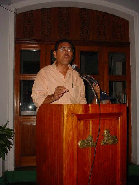 Arq. Fernando Lopez, hace la presentacion de la exposicion